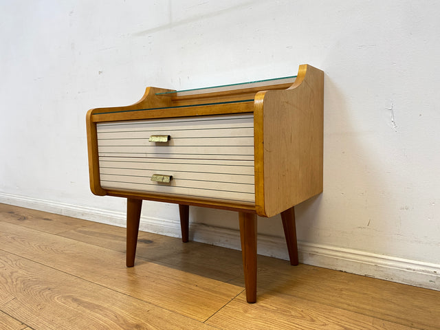 WMK I Eleganter heller Mid-Century Nachttisch mit Schubladen und Messinggriffen I