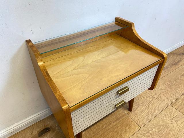 WMK I Eleganter heller Mid-Century Nachttisch mit Schubladen und Messinggriffen I