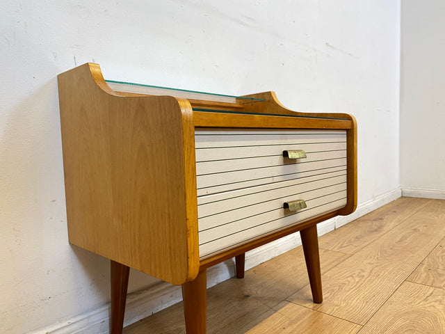WMK I Eleganter heller Mid-Century Nachttisch mit Schubladen und Messinggriffen I