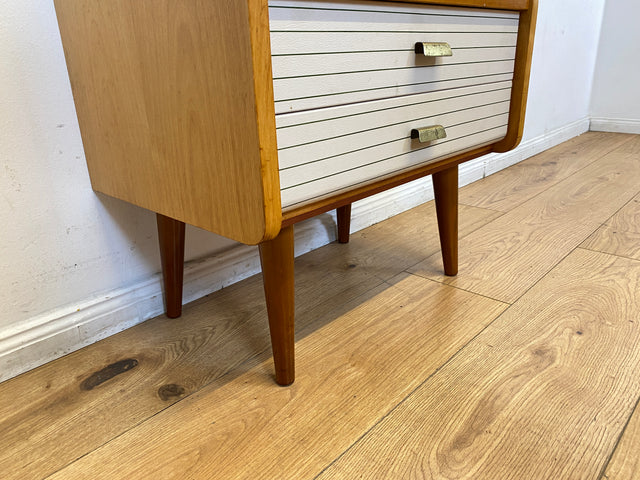 WMK I Eleganter heller Mid-Century Nachttisch mit Schubladen und Messinggriffen I