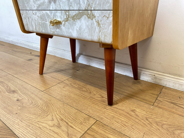WMK I 1/2 Formschöner heller Mid-Century Nachttisch mit Schubladen und Messinggriffen