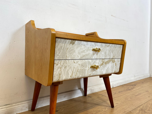 WMK I 1/2 Formschöner heller Mid-Century Nachttisch mit Schubladen und Messinggriffen