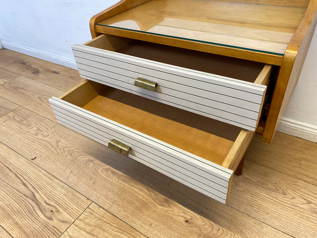 WMK I Eleganter heller Mid-Century Nachttisch mit Schubladen und Messinggriffen I