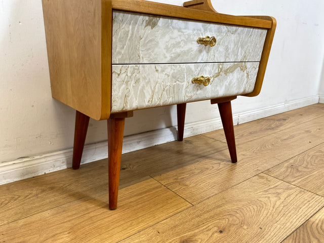 WMK I 1/2 Formschöner heller Mid-Century Nachttisch mit Schubladen und Messinggriffen