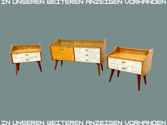 WMK I 1/2 Formschöner heller Mid-Century Nachttisch mit Schubladen und Messinggriffen