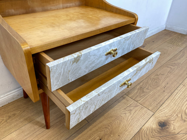WMK I 1/2 Formschöner heller Mid-Century Nachttisch mit Schubladen und Messinggriffen
