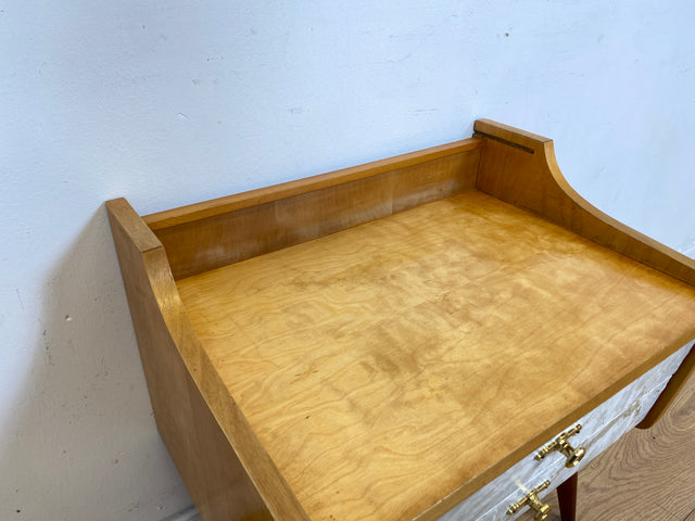 WMK I 1/2 Formschöner heller Mid-Century Nachttisch mit Schubladen und Messinggriffen