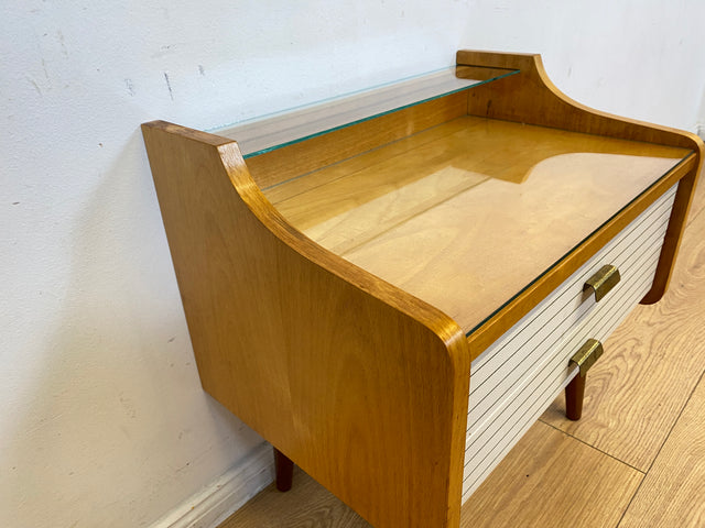 WMK I Eleganter heller Mid-Century Nachttisch mit Schubladen und Messinggriffen I