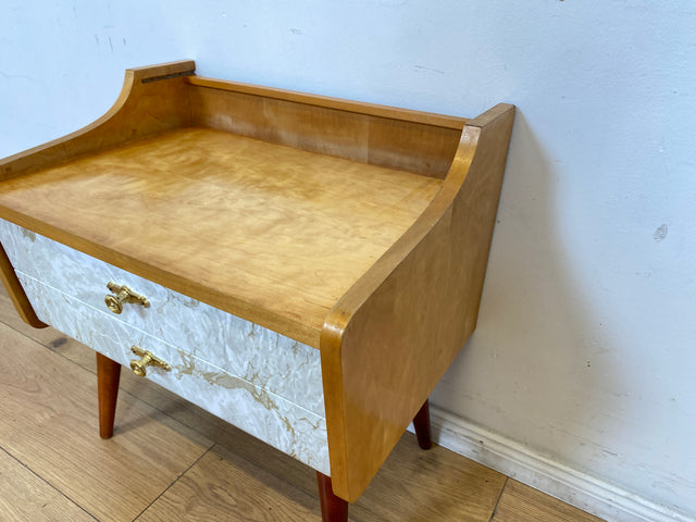 WMK I 1/2 Formschöner heller Mid-Century Nachttisch mit Schubladen und Messinggriffen