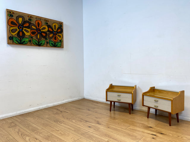 WMK I Eleganter heller Mid-Century Nachttisch mit Schubladen und Messinggriffen I