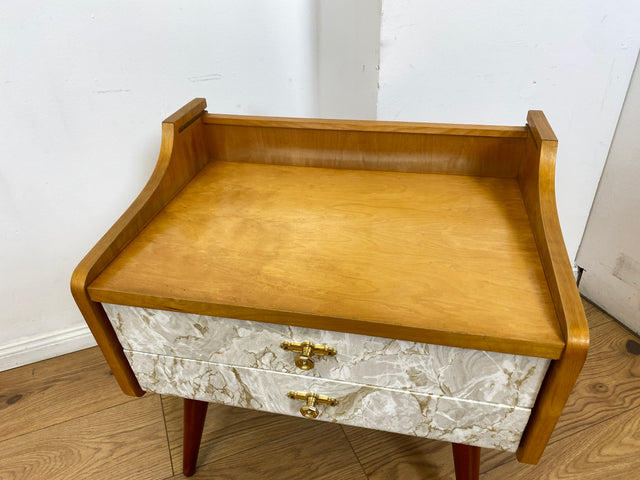 WMK I 1/2 Formschöner heller Mid-Century Nachttisch mit Schubladen und Messinggriffen