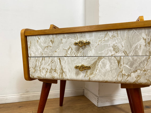 WMK I 1/2 Formschöner heller Mid-Century Nachttisch mit Schubladen und Messinggriffen