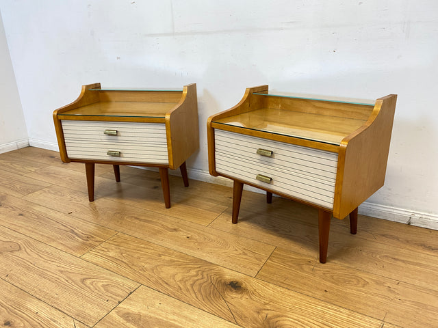 WMK I Eleganter heller Mid-Century Nachttisch mit Schubladen und Messinggriffen I