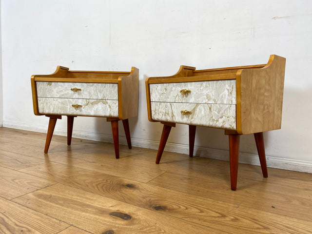 WMK I 1/2 Formschöner heller Mid-Century Nachttisch mit Schubladen und Messinggriffen