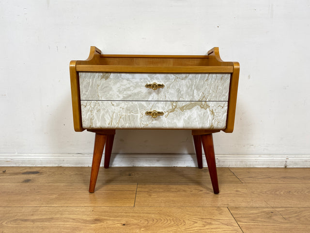 WMK I 1/2 Formschöner heller Mid-Century Nachttisch mit Schubladen und Messinggriffen