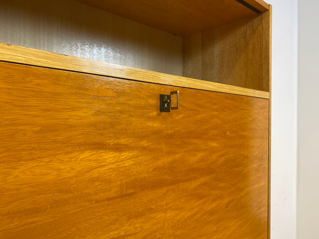 WMK Minimalistischer heller Mid-Century Schreibschrank mit stabiler Schreibplatte