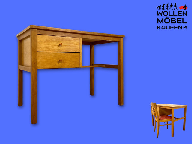 Sehr hübscher kleiner heller Mid-Century Schreibtisch mit Schubladen und formschönen Holzgriffen