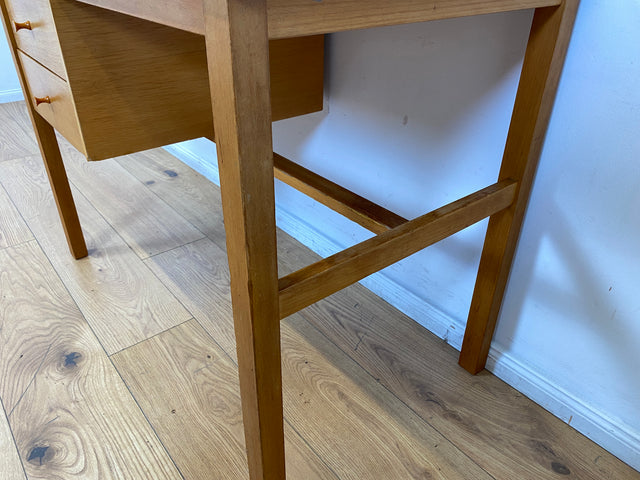 Sehr hübscher kleiner heller Mid-Century Schreibtisch mit Schubladen und formschönen Holzgriffen