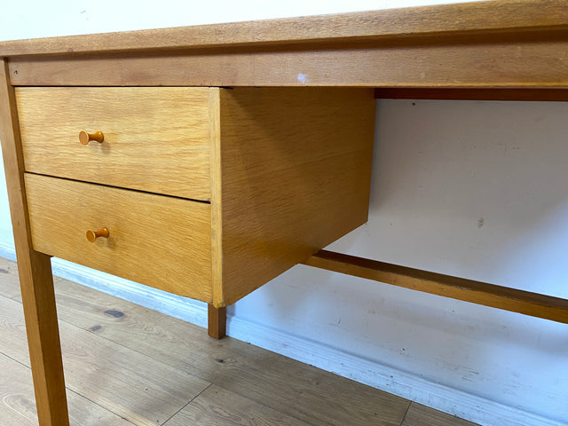 Sehr hübscher kleiner heller Mid-Century Schreibtisch mit Schubladen und formschönen Holzgriffen