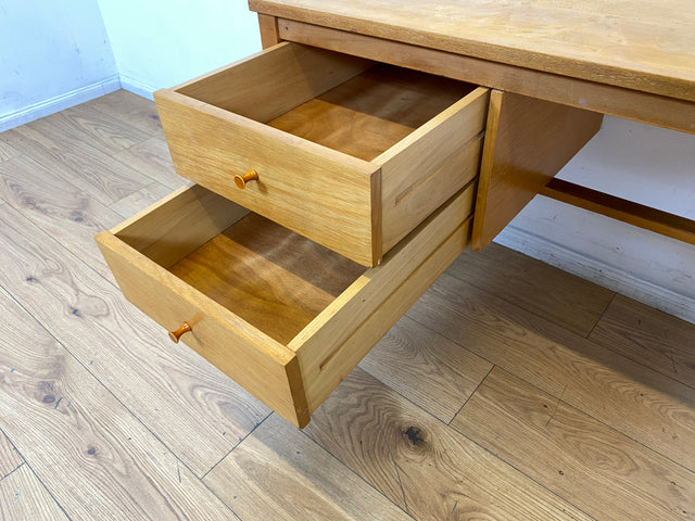 Sehr hübscher kleiner heller Mid-Century Schreibtisch mit Schubladen und formschönen Holzgriffen