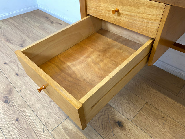 Sehr hübscher kleiner heller Mid-Century Schreibtisch mit Schubladen und formschönen Holzgriffen