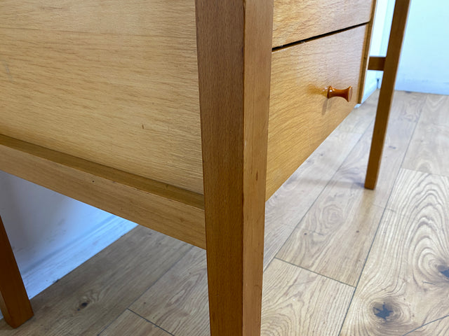 Sehr hübscher kleiner heller Mid-Century Schreibtisch mit Schubladen und formschönen Holzgriffen