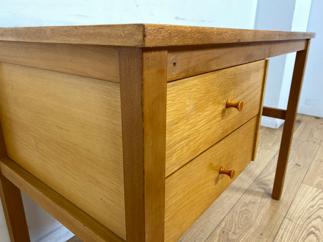 Sehr hübscher kleiner heller Mid-Century Schreibtisch mit Schubladen und formschönen Holzgriffen