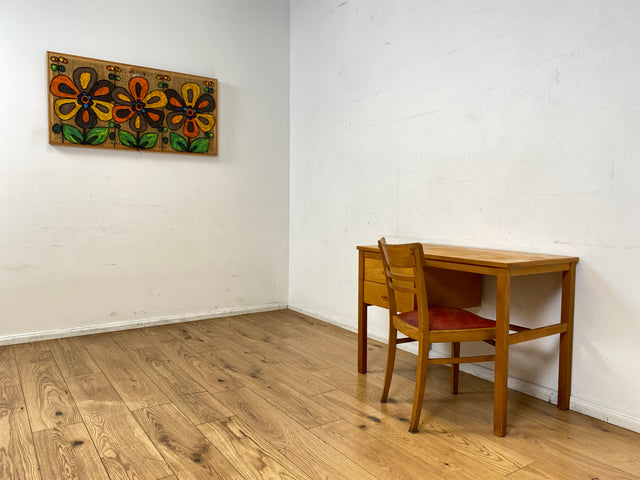 Sehr hübscher kleiner heller Mid-Century Schreibtisch mit Schubladen und formschönen Holzgriffen