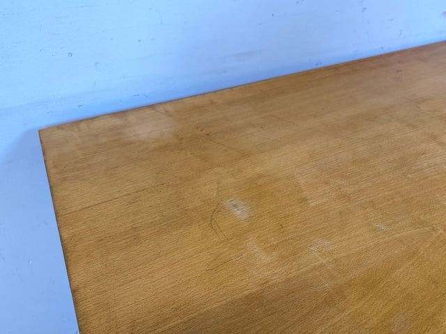 Sehr hübscher kleiner heller Mid-Century Schreibtisch mit Schubladen und formschönen Holzgriffen