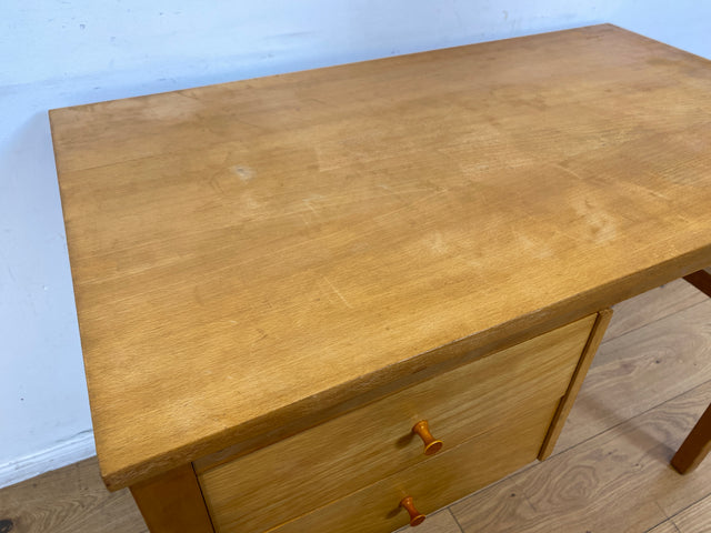 Sehr hübscher kleiner heller Mid-Century Schreibtisch mit Schubladen und formschönen Holzgriffen