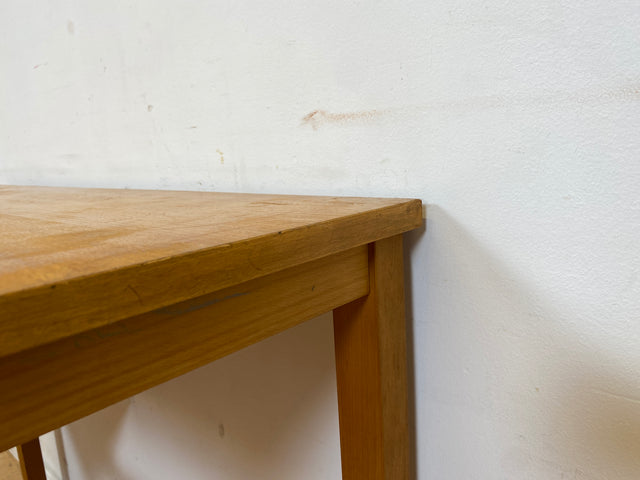 Sehr hübscher kleiner heller Mid-Century Schreibtisch mit Schubladen und formschönen Holzgriffen