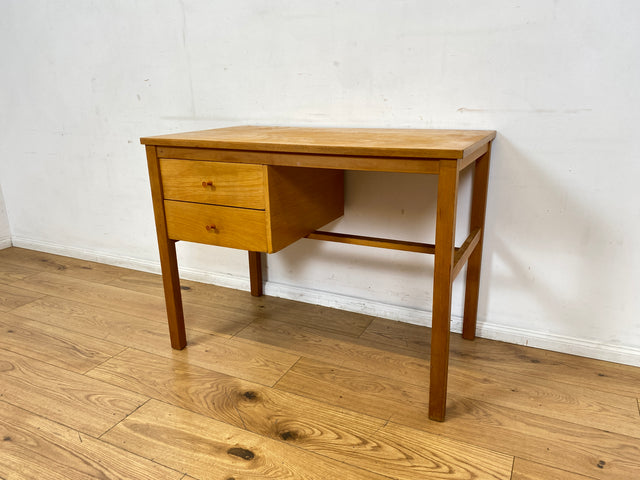 Sehr hübscher kleiner heller Mid-Century Schreibtisch mit Schubladen und formschönen Holzgriffen