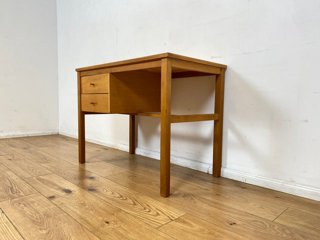 Sehr hübscher kleiner heller Mid-Century Schreibtisch mit Schubladen und formschönen Holzgriffen