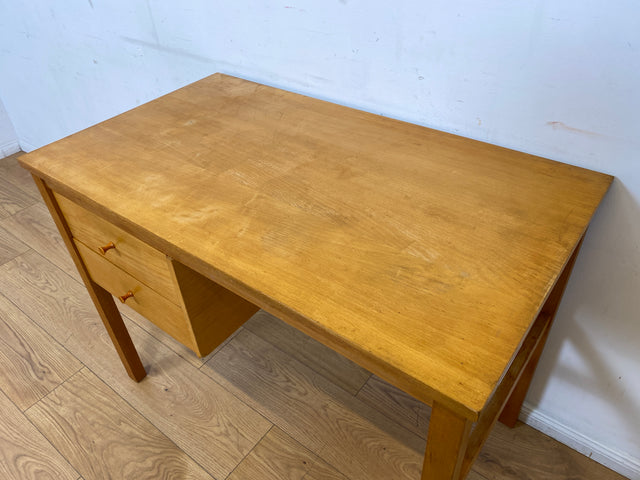 Sehr hübscher kleiner heller Mid-Century Schreibtisch mit Schubladen und formschönen Holzgriffen