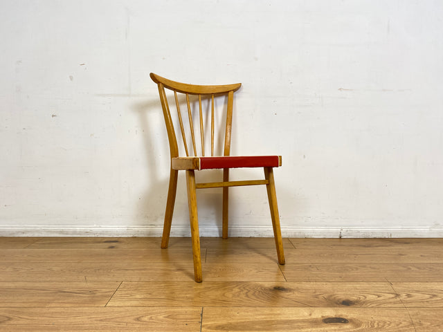 Formschöner und stabiler heller Mid-Century Sprossenstuhl aus Buchenholz mit rotem Kunstleder Sitz I Stuhl Holzstuhl Esszimmerstuhl Küchenstuhl 50er 60er Vintage I