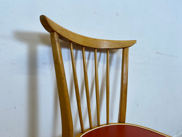 Formschöner und stabiler heller Mid-Century Sprossenstuhl aus Buchenholz mit rotem Kunstleder Sitz I Stuhl Holzstuhl Esszimmerstuhl Küchenstuhl 50er 60er Vintage I