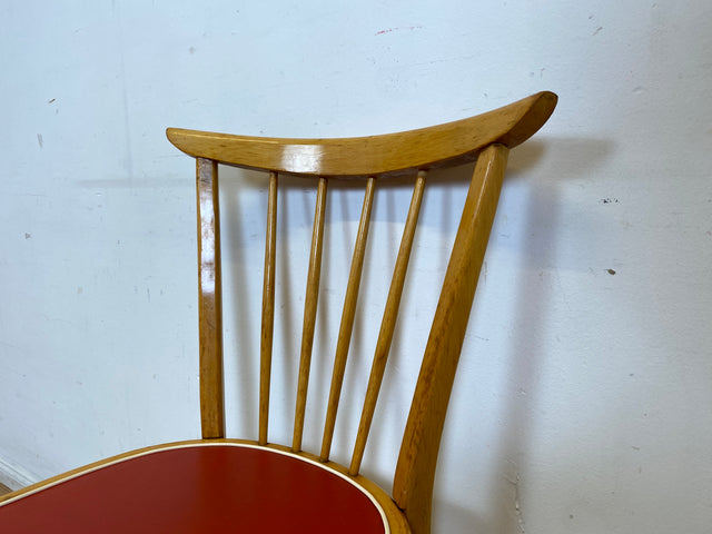 Formschöner und stabiler heller Mid-Century Sprossenstuhl aus Buchenholz mit rotem Kunstleder Sitz I Stuhl Holzstuhl Esszimmerstuhl Küchenstuhl 50er 60er Vintage I
