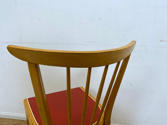 Formschöner und stabiler heller Mid-Century Sprossenstuhl aus Buchenholz mit rotem Kunstleder Sitz I Stuhl Holzstuhl Esszimmerstuhl Küchenstuhl 50er 60er Vintage I