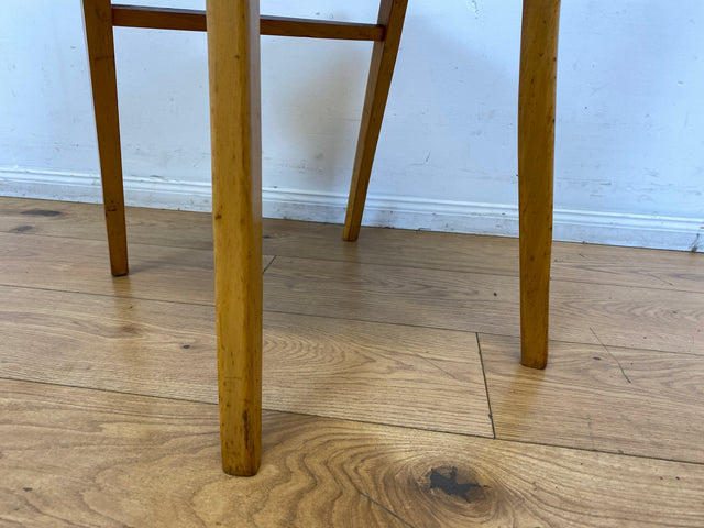 Formschöner und stabiler heller Mid-Century Sprossenstuhl aus Buchenholz mit rotem Kunstleder Sitz I Stuhl Holzstuhl Esszimmerstuhl Küchenstuhl 50er 60er Vintage I