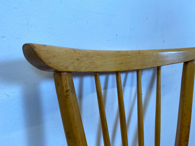 Formschöner und stabiler heller Mid-Century Sprossenstuhl aus Buchenholz mit rotem Kunstleder Sitz I Stuhl Holzstuhl Esszimmerstuhl Küchenstuhl 50er 60er Vintage I