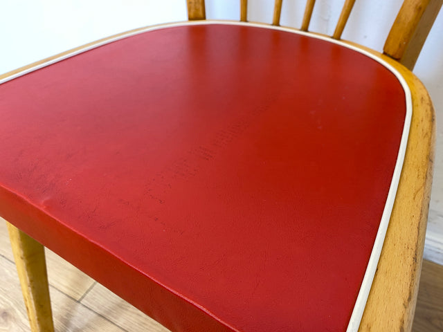 Formschöner und stabiler heller Mid-Century Sprossenstuhl aus Buchenholz mit rotem Kunstleder Sitz I Stuhl Holzstuhl Esszimmerstuhl Küchenstuhl 50er 60er Vintage I
