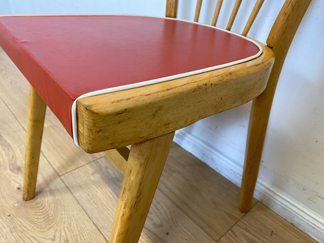 Formschöner und stabiler heller Mid-Century Sprossenstuhl aus Buchenholz mit rotem Kunstleder Sitz I Stuhl Holzstuhl Esszimmerstuhl Küchenstuhl 50er 60er Vintage I