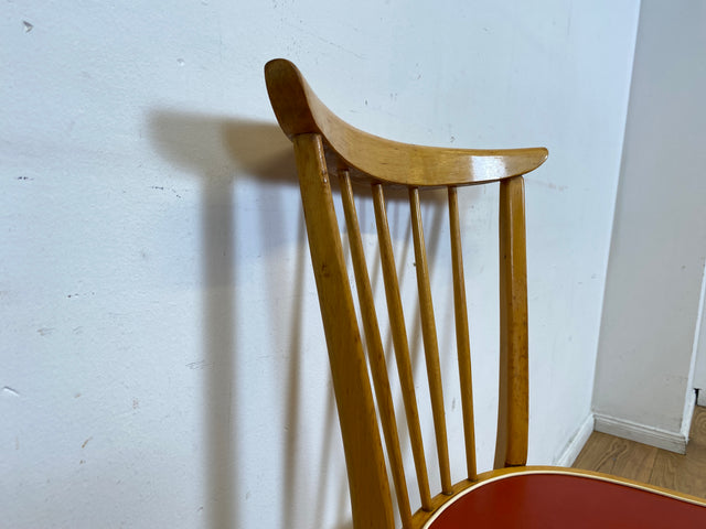 Formschöner und stabiler heller Mid-Century Sprossenstuhl aus Buchenholz mit rotem Kunstleder Sitz I Stuhl Holzstuhl Esszimmerstuhl Küchenstuhl 50er 60er Vintage I