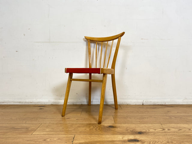 Formschöner und stabiler heller Mid-Century Sprossenstuhl aus Buchenholz mit rotem Kunstleder Sitz I Stuhl Holzstuhl Esszimmerstuhl Küchenstuhl 50er 60er Vintage I