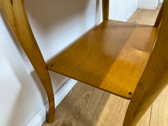 WMK I Freundlicher heller skandinavischer 1940er Jahre Beistelltisch in Birkenholz mit Ablage und eleganten Cabriolen Füßen