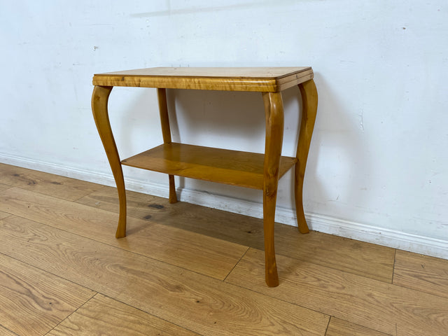 WMK I Freundlicher heller skandinavischer 1940er Jahre Beistelltisch in Birkenholz mit Ablage und eleganten Cabriolen Füßen