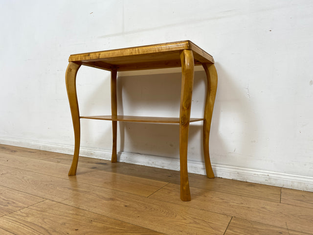 WMK I Freundlicher heller skandinavischer 1940er Jahre Beistelltisch in Birkenholz mit Ablage und eleganten Cabriolen Füßen