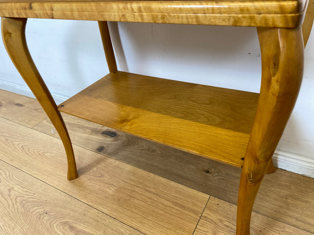 WMK I Freundlicher heller skandinavischer 1940er Jahre Beistelltisch in Birkenholz mit Ablage und eleganten Cabriolen Füßen