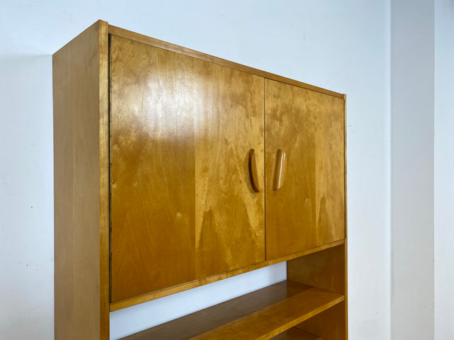 Stilvolles helles Mid-Century Highboard aus vollem Holz in Birke mit hübschen Holzgriffen