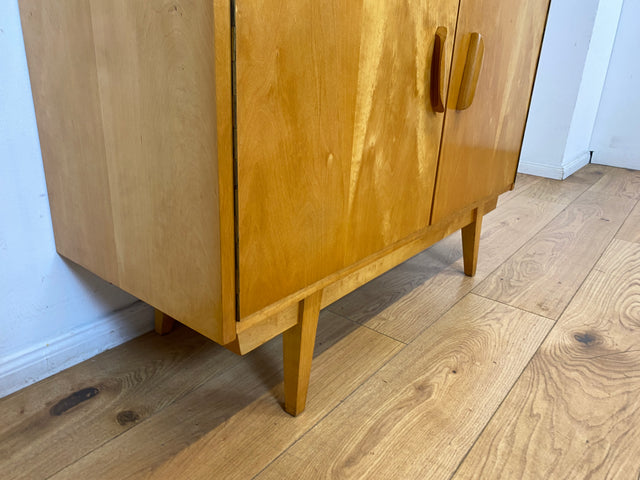 Stilvolles helles Mid-Century Highboard aus vollem Holz in Birke mit hübschen Holzgriffen